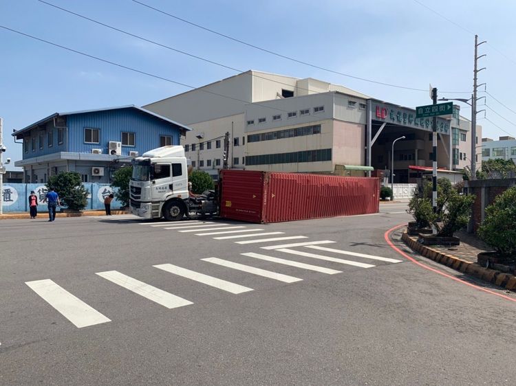 曳引車後方載運的貨櫃突然翻覆，警方獲報到場疏導交通並釐清事故原因。讀者提供
