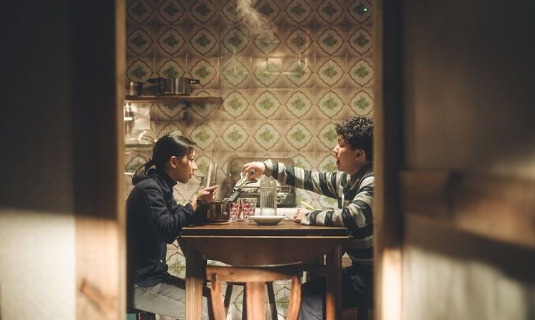 《阿波羅男孩》由演技派男星巫建和（右）金鐘獎最佳新進演員陳妤（左）搭檔演出。高雄市電影館提供