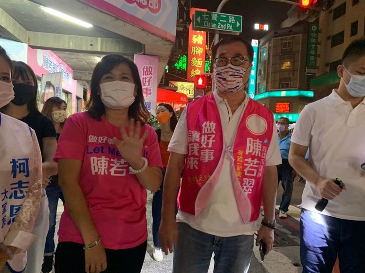 李四川今晚陪著陳若翠（左）去六合夜市掃街與拜票。吳慧芬攝