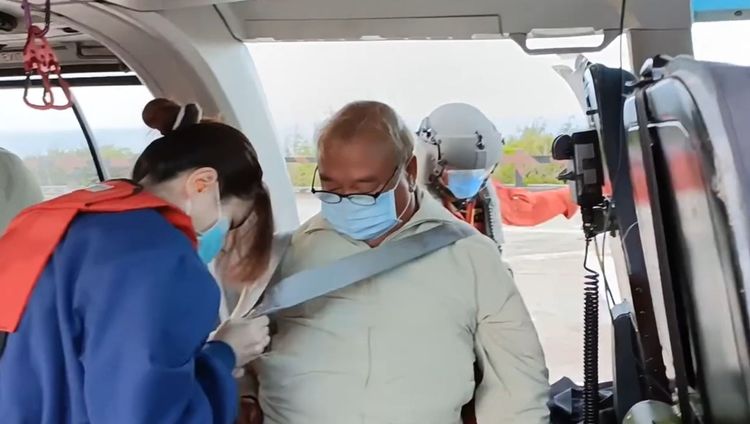 護理師協助顏姓男子繫上安全帶。空勤總隊提供