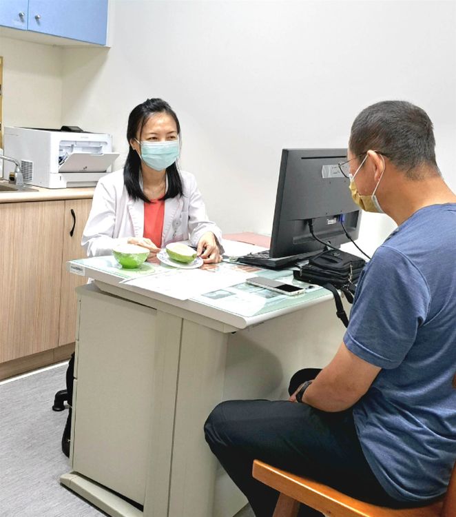 營養師黃鈴燕說，從飲食、運動和藥物三方面著手管理糖尿病，多數患者都能維持良好的血糖並且延緩併發症發生。大里仁愛醫院提供