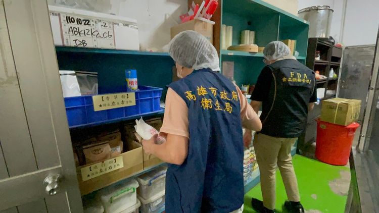 高市衛生局今聯合檢調到供應國軍麵包的食品廠稽查。高市衛生局提供