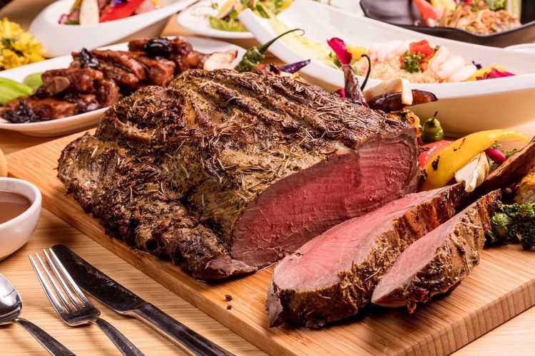 專案自助餐包含現切牛排。福容提供