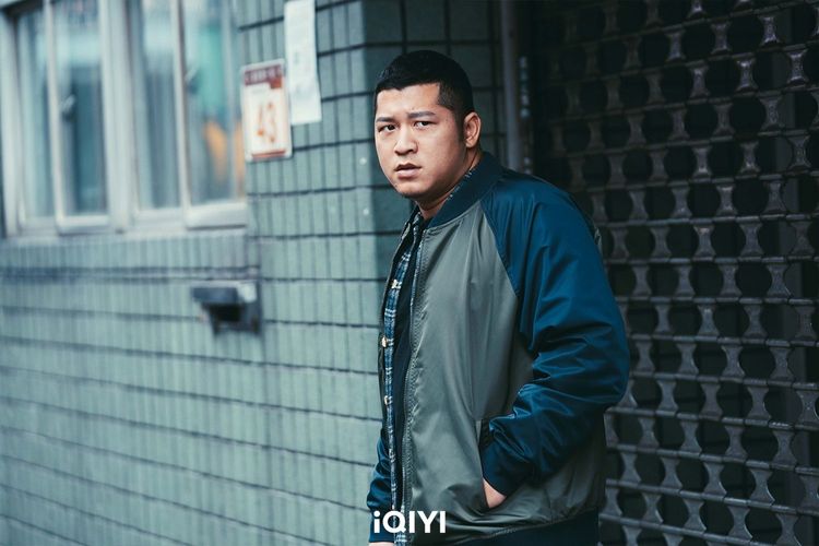 草爺飾演警隊隊員石頭。愛奇藝國際站提供