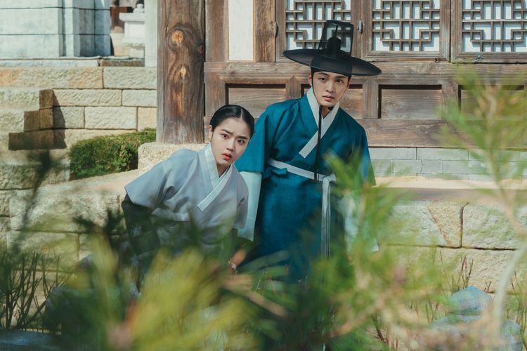 金旻載（右）、金香起劇中感情看似快開花結果，卻遭遇新難題留下未解之謎。friDay影音提供