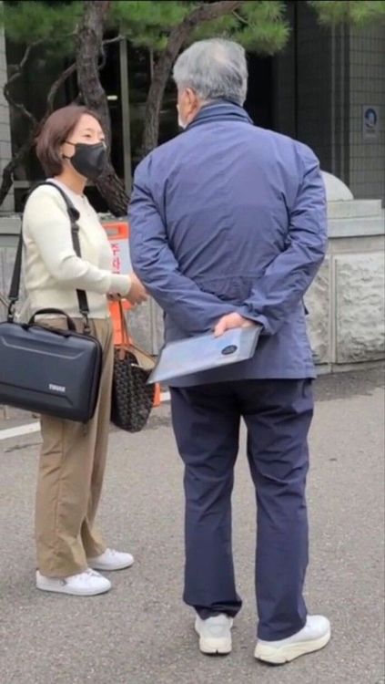 朴父（右）昨用完餐後受訪，提到朴修弘怒氣未消。翻攝SBS娛樂新聞