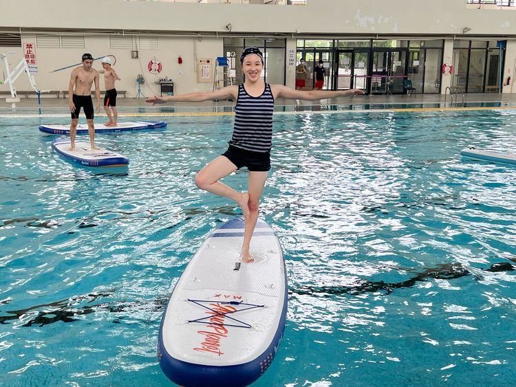 學生成功在槳板上做出瑜伽動作中的樹式。清大提供