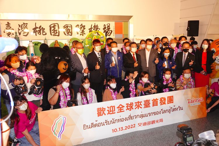 來台首發團合影。施昂強攝