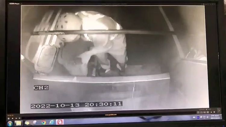 廚餘桶極為沈重，清潔隊員一度未扶車子扶手，以雙手搬運，此時垃圾車仍在行駛。翻攝記者爆料網