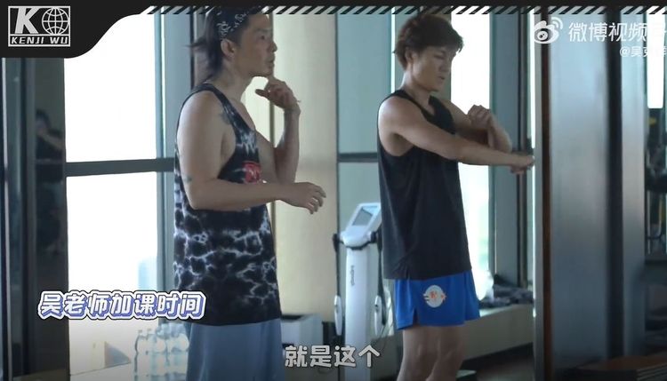 吳建豪（左）教吳克群練手部的基本動作。翻攝吳克群微博