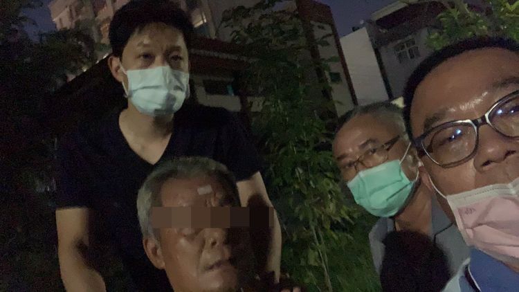 邱嫌（眼睛打馬）被豐原分局偵查隊長陳俊彥（右）認出，隨即遭逮捕。讀者提供