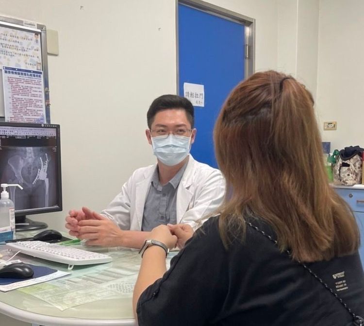 黃贊文醫師表示，人工關節置換手術的難度不低，民眾應徵詢骨科醫師，提供最適切的治療。大里仁愛醫院提供