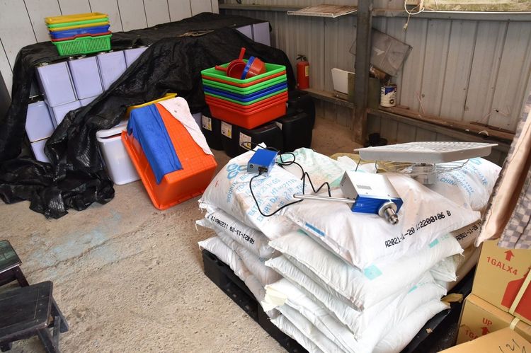 周姓主嫌透過人手承租武界部落鐵皮屋，作為製毒工廠。警方提供