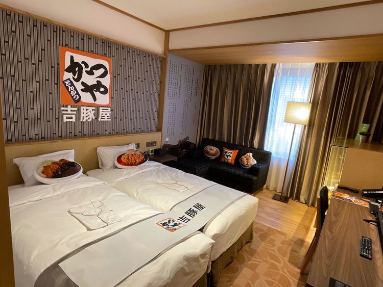 「歡迎光臨吉豚屋」主題房融入各式豬排餐廳元素。業者提供