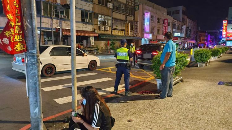 員警在肇逃車禍現場調查處理。翻攝《爆料公社》