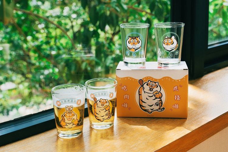 啤酒杯共有2組圖案，每組2入，隨機出貨。9/7起消費、繳費或寄取件，加價100元可加購1組。業者提供