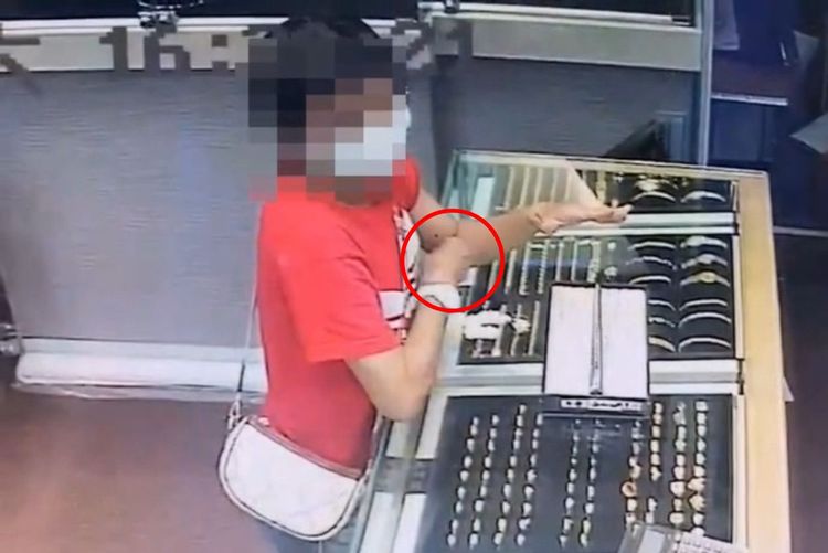 黃姓女子到左營區銀樓賣金鍊時，趁機行竊店家的白金戒指、白金墜子。讀者提供