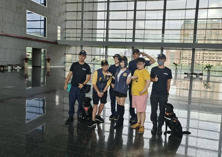 郭鬼鬼、面白大丈夫和兩隻警犬共同演出反打工詐騙宣導影片。中市警局提供