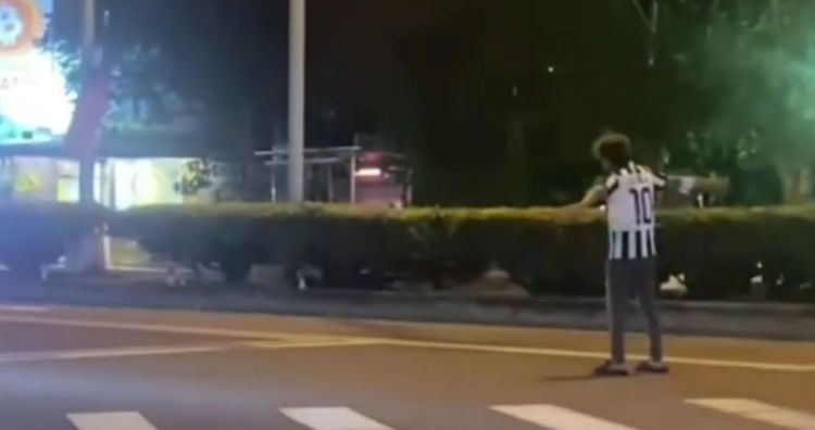 男子站快車道上伸開雙手攔車。翻攝社會事新聞影音