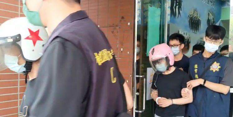 蘇男（前）與黃姓白牌計程車司機（後）遭移送地檢署偵訊。翻攝畫面