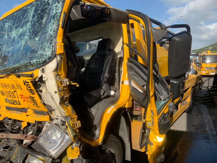 拖吊車車頭嚴重毀損。新北市消防局提供