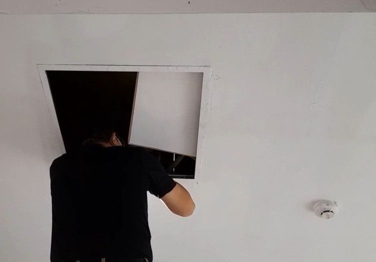 打開活動中心天花板檢查，發現裡面是乾的。桃園區長洪清淵提供