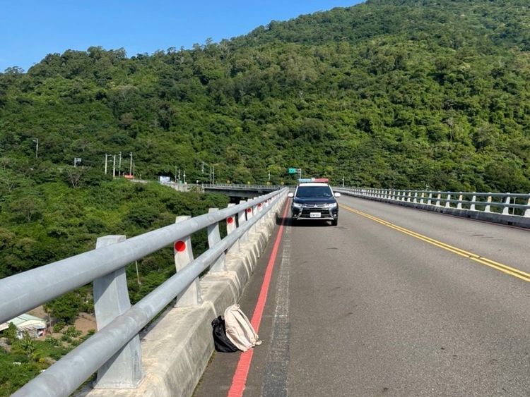 警方在谷川大橋橋面發現張男的背包。警方提供