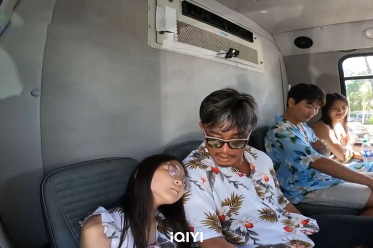 秋小愛躺在秋成勳肩上睡覺。愛奇藝國際站提供