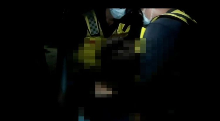 警消協助女子就醫。讀者提供