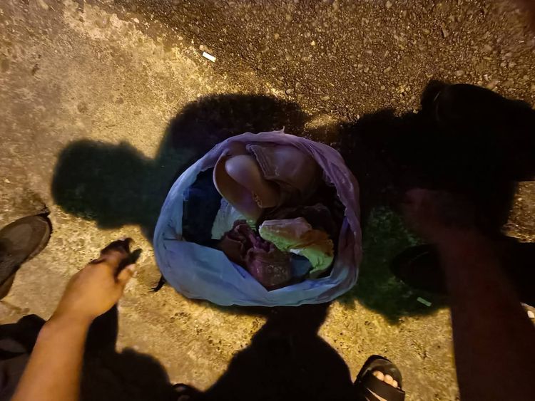 警方在胡男袋子裡發現一批內衣褲。翻攝畫面