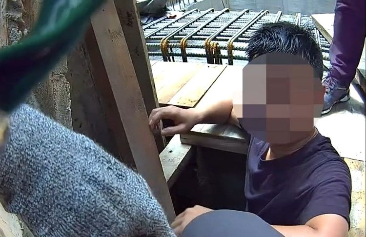 移工躲進悶熱難耐水泥夾層內。台南專勤隊提供