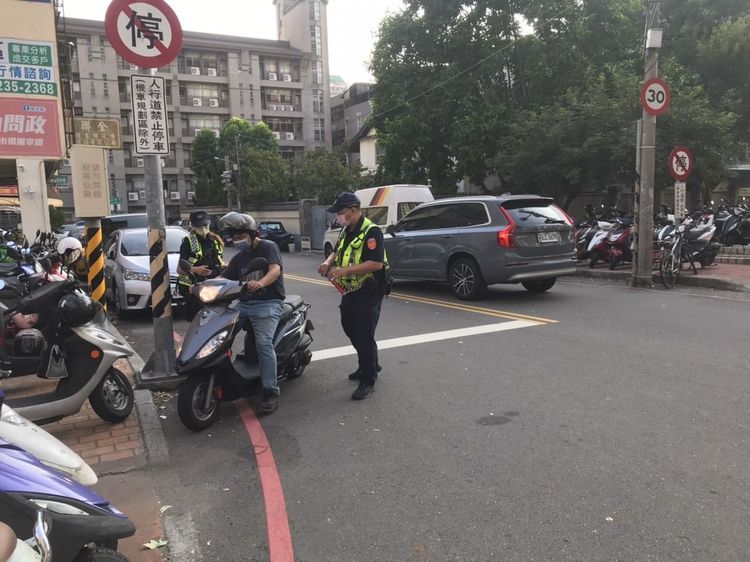 警方加強學區週遭路檢、稽查勤務。警方提供