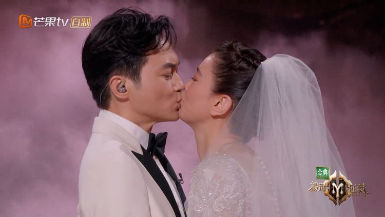 張智霖（左）和袁詠儀大方接吻。翻攝披荊斬棘微博