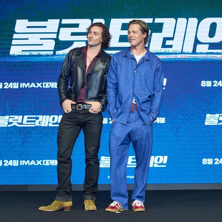 布萊德彼特（右）8月在首爾跑電影宣傳時，以丹寧裝配搭adidas Originals Gazelle紅色休閒鞋，展現瀟灑率性風格。翻攝bullettrainmovie IG