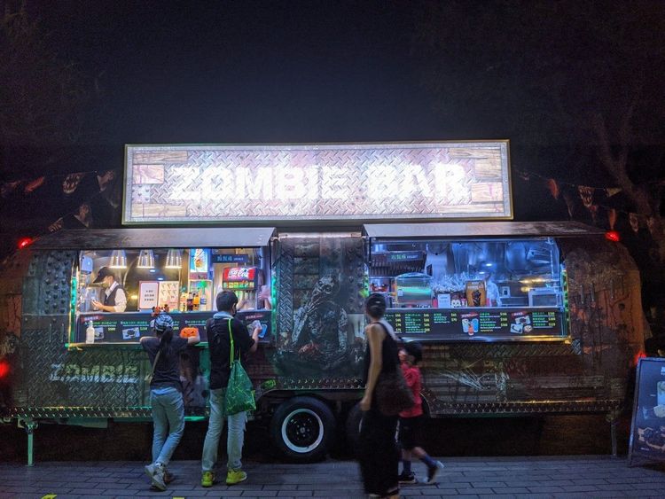 喪屍酒吧入夜後更添詭譎氛圍。六福村提供