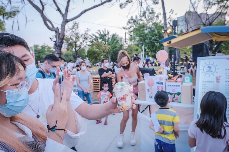 愛河畔的假日市集。高市府提供