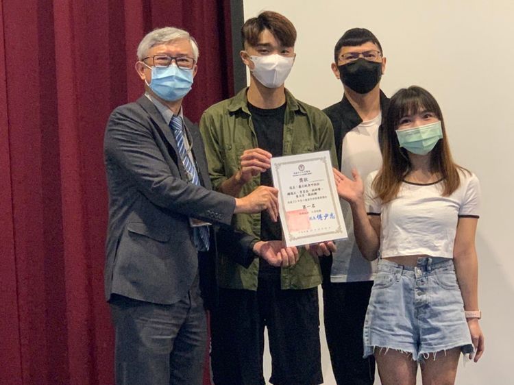 大同醫院院長傅尹志（左）頒獎給院內減重有成的同仁。吳慧芬攝