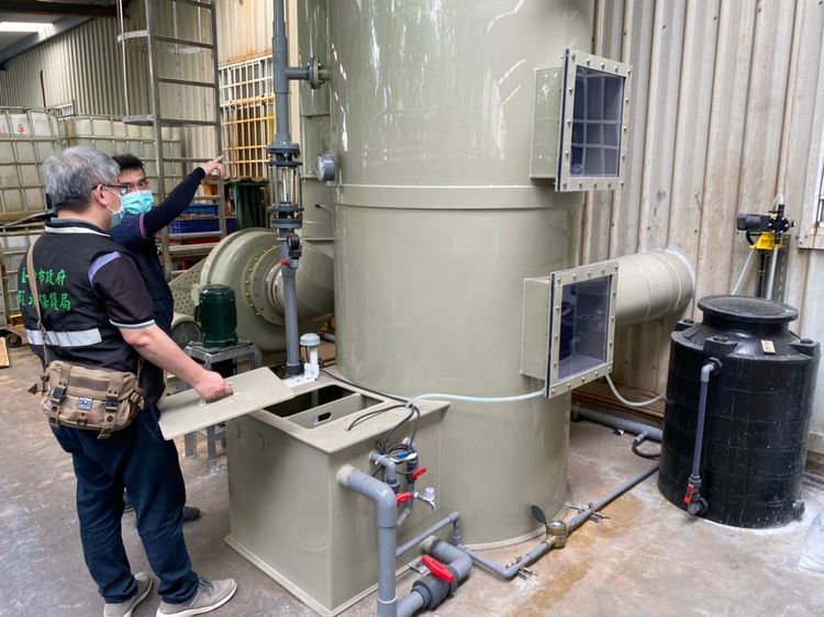 稽查人員確認長耕公司防制設備操作參數。台中市環保局提供