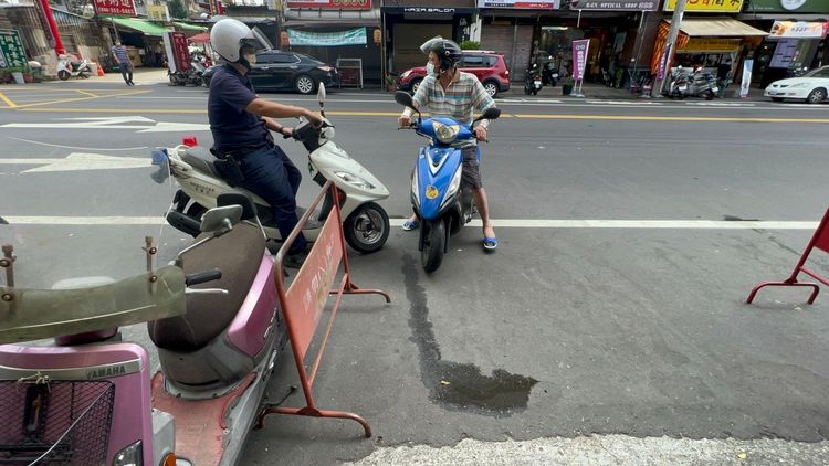 警方將受傷阿伯帶回調查。侯昌騰攝