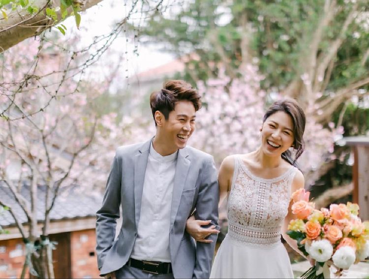 白家綺（右）和吳東諺的姊弟婚穩定。聯經出版提供