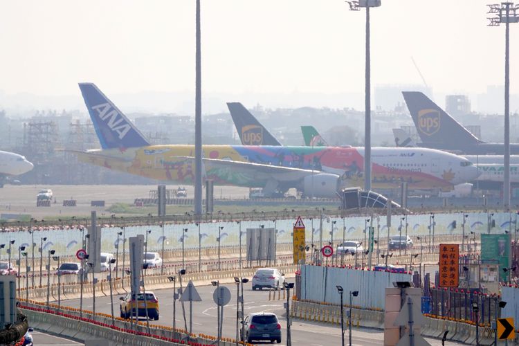 機場機坪還有一架彩繪機準備改塗裝。施昂強攝