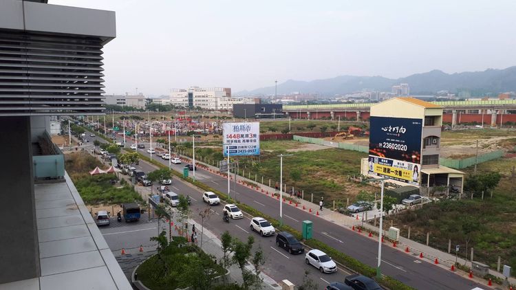 鄉林不動產研究室表示，因應平均家戶人口逐年減少，未來市場將以25至35坪精緻小宅及40-60坪中大坪數「輕豪宅」建案當道，就連豪宅案也出現了「質變」。業者提供