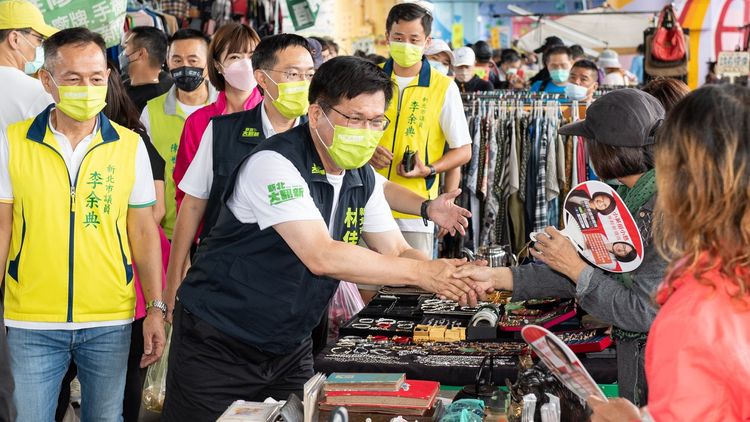 林佳龍在三重重新橋觀光市集與攤商握手致意。林佳龍競辦提供