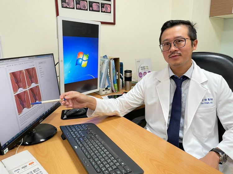鄞子傑醫師說明雙極低溫冷凝刀微創痔瘡手術，較傳統痔瘡切除手術術後疼痛度低。大同醫院提供