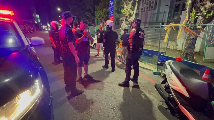 警方展現強制作為將在場4男全帶回調查。侯昌騰攝