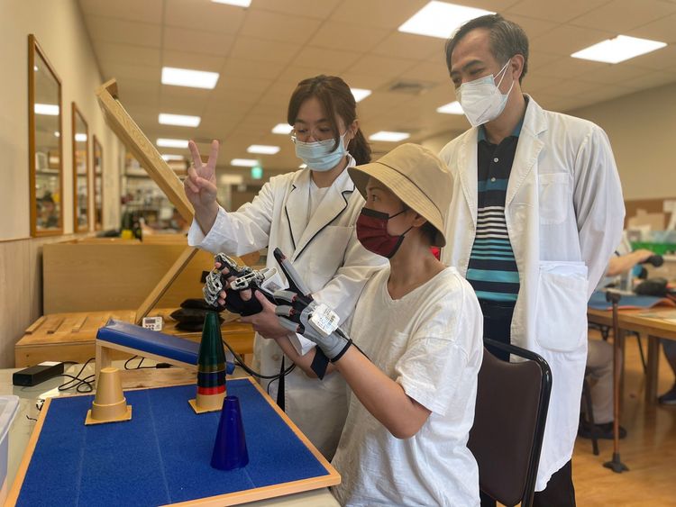 穿戴式動力手部復健器，透過多指節設計，外部動力輔助帶動患者手指，鏡像導引重複訓練患者。中醫大新竹附醫提供