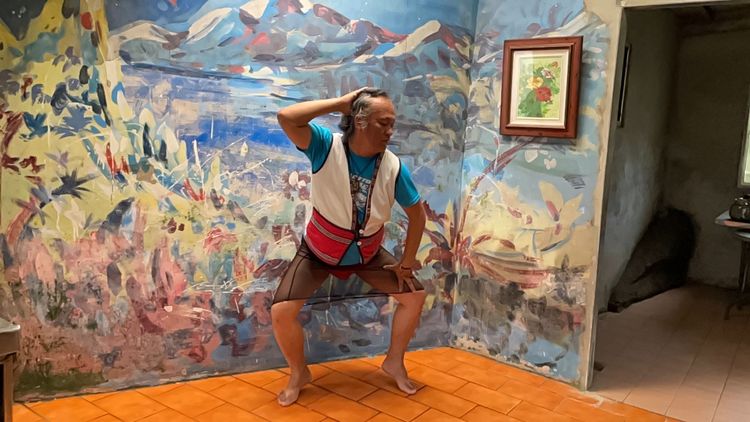 林世偉永遠不顧旁人眼光，穿著裙子在街上就開啟勁歌熱舞模式。黃羿馨攝