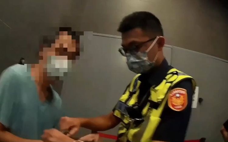 警方當場上銬逮捕這對鴛鴦盜。翻攝畫面