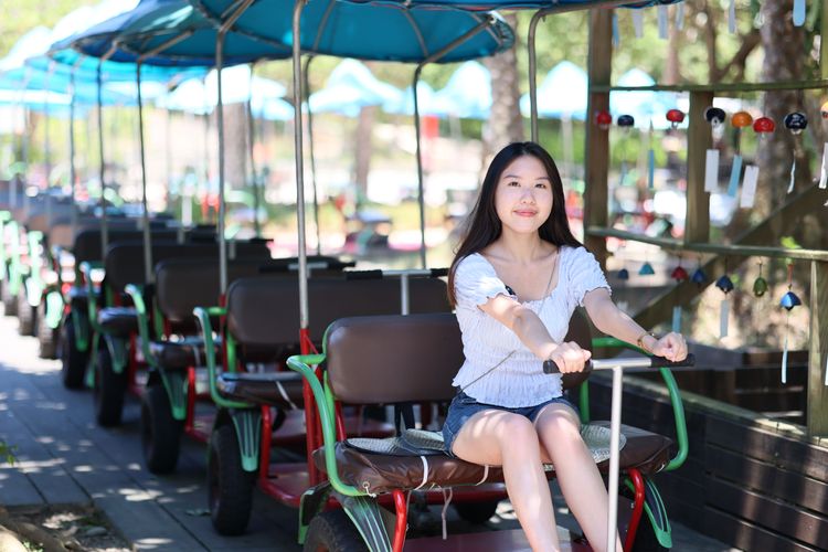 乘上藍灣海濱休憩園區拉拉車，欣賞鹽寮的金色海灘，感受悠閒的貢寮遊。新北觀旅局提供