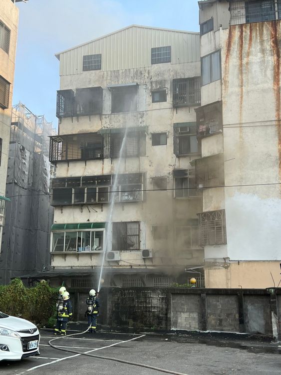 消防隊員到場灌救。讀者提供